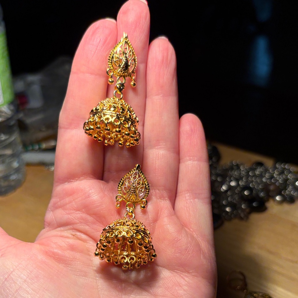 056)Elegant GoldTone Jhumka Earrings